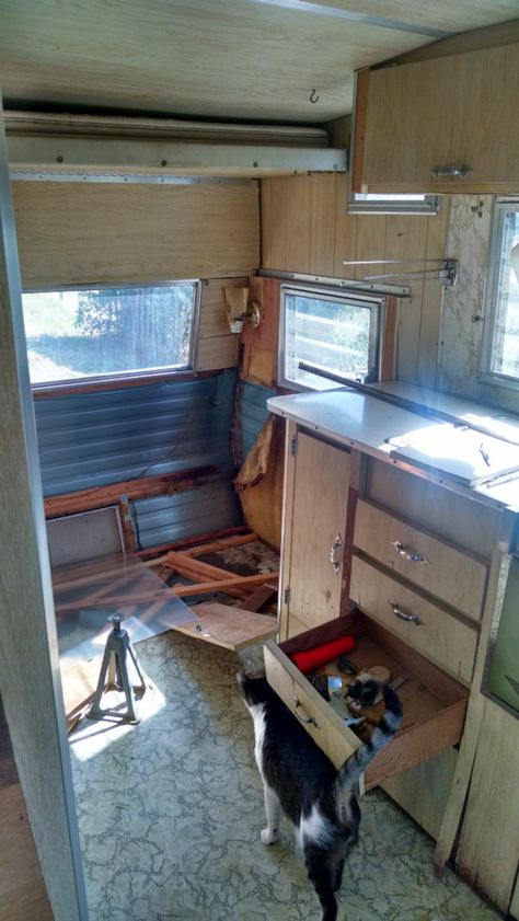 This Vintage Camper is Now the Prettiest Traveling Art Studio Caravan Layout, Vintage Camper Art, Caravan Interior Makeover, Paint Rv, Traveling Art, Interior Makeover, Attic Office, Camper Art, Caravan Makeover