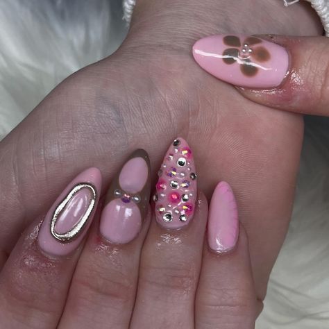 🌸🐻🤍 - - - set specifics: • gelx medium almond • junk nail • nail art • rhinestones - - - #nails #gelx #gelxnails #559nails #fresnonailtech #3dnailart #almondnails #nailinspo #frenchtipnails #fallnails #clovisnailtech #pinknails #chromenails Rhinestones Nails, Junk Nails, Medium Almond, Nail Nail, Nail Art Rhinestones, 3d Nail Art, French Tip Nails, Chrome Nails, Nail Tech