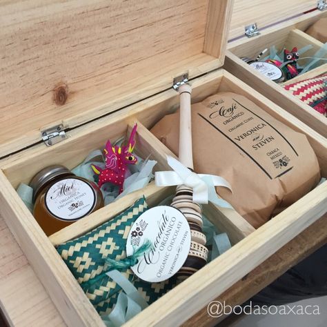 Cajas de regalos oaxaqueños para invitados. Disponibles sobre pedido. Consume local! Traditional Mexican Gifts, Mexican Gifts, Mexican Traditions, Mexican Party Theme, Boda Mexicana, Eco Wedding, Boho Party, Mexican Wedding, Chocolate Gifts