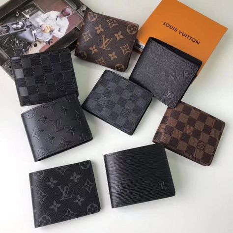 Porte feuille en cuire tres resistant, disponible en plusieurs couleurs et motifs Wallets For Boys, Louis Vuitton Gifts, Tech Bag, Mens Wallet, Luxury Lifestyle Dreams, Leather Duffle, Magic Ring, Louis Vuitton Wallet, Luxury Wallet