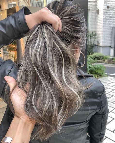 Brown Hair With Blonde Highlights, Blending Gray Hair, Gray Hair Highlights, Brown Hair Balayage, Brown Blonde Hair, Grey Hair Color, Brown Hair With Highlights, Short Hairstyle, Hair Color Balayage