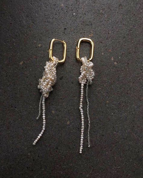 Cool Beaded Earrings, Handmade Earing Design, Beads Ideas Crafts, Beaded Accessories Ideas, Beaded Clothes, Cloth Earrings, Accessories Idea, Accessories Pearl, Beaded Designs