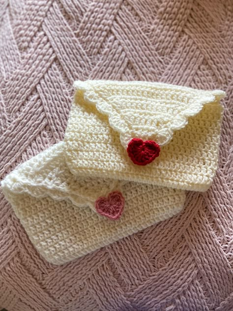 The perfect crochet project for book lovers! Also makes a great gift for any bookish people in your life🤍 Cute Crochet Valentines Gifts, Crochet Present For Boyfriend, Valentines Crochet For Boyfriend, Quick Crochet Valentine Gifts, Crochet Valentines Gifts For Him, Crochet Gift For Girlfriend, Heart Crochet Projects, Crochet Book Envelope, Crochet Gifts For Husband