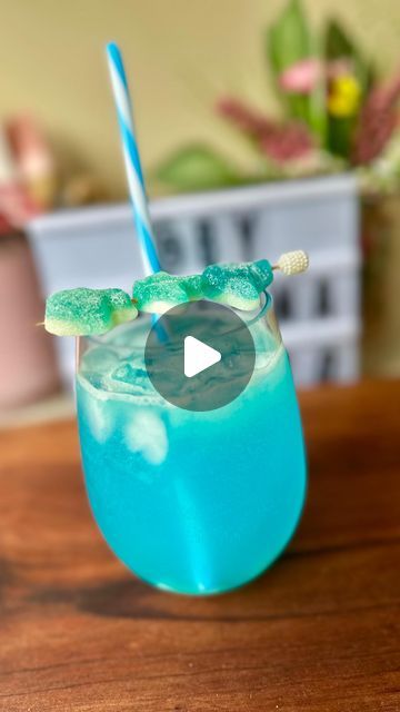 Tahiana Fandiño | Recetas | Danza | Travel on Instagram: "CÓCTEL ACUARIO🐬 (sin alcohol) 
N E C E S I T A R A S:
🐳soda o agua con gas.
🐳bebida azul ( yo escogi powerade)
🐳zumo de medio limón 
🐳gomitas con formas de animales del mar
🐳hielo
Mis recetas siempre son en compañía y supervisadas por mi mamá. 
#recetas #recipe #viral #recetaviral  #reels #bytahianafandino #coctel #acuario #coctelacuario #sinalcohol" Instagram C, R A, A R, Vodka, On Instagram