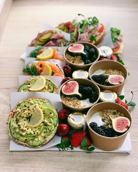 Three Little Figs ® | Our ‘Bagel Brunch’ platter sitting pretty on a Sunday 🥯🥑🍯 | Instagram Brunch Platters, Bagel Platter, Breakfast Catering Ideas, Brunch Platter, Housewarming Food, Brunch Plate, Bagel Brunch, Brunch Picnic, Breakfast Catering