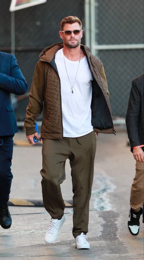 Tyler Rake, Casual Shirts Outfit, Strongest Avenger, Chris Hemsworth Thor, Adam Style, Guys Clothing Styles, 가을 패션, Chris Hemsworth, Fitness Model