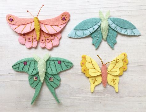 Felt butterflies and moths are so much fun to make and look beautiful in any color palette! This felt sewing pattern is fully customizable - mix and match the wing and body pattern pieces to create so many different styles. Felt butterflies are perfect for making headbands, garlands, bouquets, and so much more. Detailed, easy to follow instructions guarantee that you will create a lovely finished product. Even if you've never stitched before, give these a try. You will love making them and findi Craft Felt Ideas, Felt Craft Templates Free Printable, Hand Sewn Animals, Diy Felt Butterfly, Free Hand Sewing Patterns, Felt Insects Free Pattern, Felt Crafts Adults, Felt Moth Pattern, Felt Bugs Insects