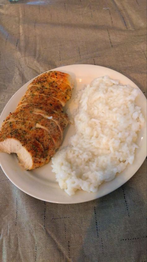 A generous portion of white rice plated with seasoned chicken breast. Chicken And Rice Protein Meals, White Rice Seasoning Ideas, White Rice And Chicken, Chicken And White Rice, Rice Chicken, Chicken N Rice, Chicken With Rice, Chicken Breast And Rice, No Peak Chicken With White Rice