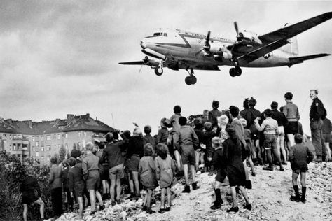 An American cargo plane flies over a crowd of childred Royal Holloway University Of London, Royal Holloway University, Douglas Dc 4, University Of London, West Berlin, Historia Universal, White Heat, Education Level, United States Army