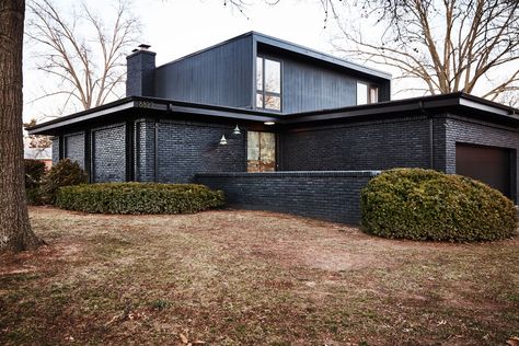 Midcentury Modern House Exterior, Lava Rock Fireplace, Mid Century Ranch House, Mid Century Modern House Exterior, Modern Brick House, Mid Century Exterior, 1970s Home, Mcm House, Sunken Living Room