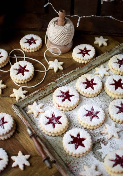 Strawberry Jam Linser Cookies Cakesicles Christmas, Christmas Cakesicles, Jul Kaka, Linzer Cookies Recipe, Christmas Cookie Box, Best Christmas Cookie Recipe, Tree Inspiration, Linzer Cookies, Christmas Biscuits