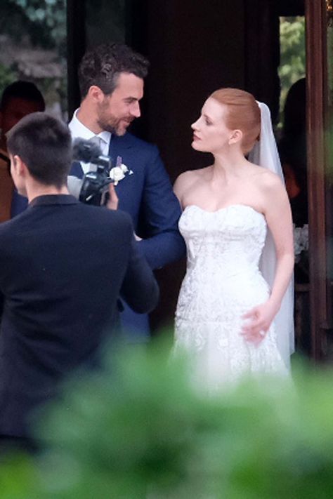 Jessica Chastain Husband, White Bridal Gown, Celebrity Wedding Dresses, Star Gazing, Weddings By Color, Mexican Wedding, Royal Weddings, Jessica Chastain, Anne Hathaway