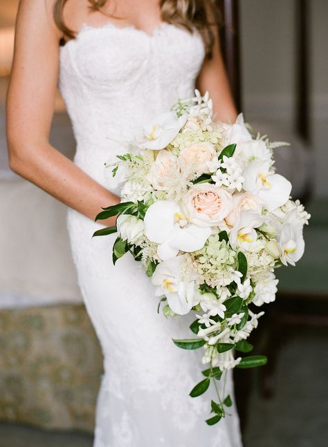 32 Chic Cascading Wedding Bouquets Rustic Spring Wedding, Garden Rose Bouquet, Unique Wedding Bouquet, Greenery Wedding Bouquet, Spring Wedding Bouquets, Cascading Wedding Bouquets, Wedding Ceremony Ideas, Red Bouquet Wedding, Cascade Bouquet