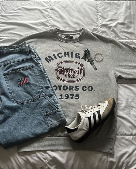 Vintage Crewneck Outfit Men, Guy Outfits Crewneck, Vintage Crew Neck Shirt For Streetwear, Vintage Fitted T-shirt For Streetwear, Dad Outfits Aesthetic, Fall Grunge Streetwear T-shirt, Dad Outfits, Samba Outfit, Trendy Boy Outfits