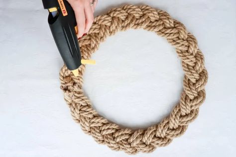 DIY rope wreath Twine Wreath Diy, Braided Rope Wreath Diy, Rope Wreath Ideas, Square Wreaths, Twine Projects, Braided Wreath, Baby Prayers, Rope Wreath Diy, Nautical Wreaths