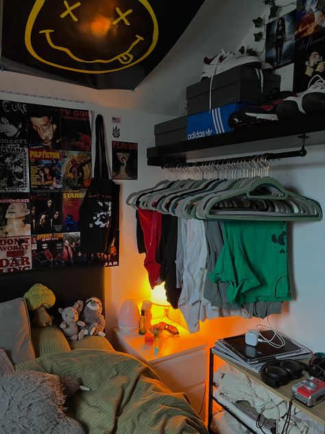 room inspo, posters, band posters, downtown room, lights, plants Guys Room Ideas Aesthetic, Cool Shelves Bedroom, Room Decor Ideas Goth, Room Decor Tomboy, Skater Dorm Room, Cool Guy Rooms, Guys Aesthetic Room, Street Wear Room Aesthetic, Room Inspo Guys