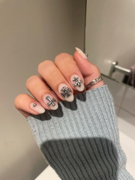 #chrome #chromenails #nails #nailart #gel #gelnails #chromecharms #nailcharms Chrome Of Hearts Nails, Nails Inspiration With Charms, Nail Charms Ideas, Chrome Heart Nails Short, Chrome Hearts Nails Almond, Almond Chrome Heart Nails, Chrome Charm Nails, Chrome Cross Nails, Black Chrome Heart Nails