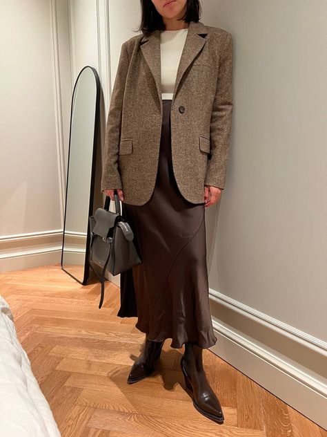 Silk Skirt Outfit Winter, Silk Skirt Outfit Fall, Satin Midi Skirt Outfit, Winter Maxi Skirt Outfit, Brown Skirt Outfit, Satin Long Skirt, Slip Skirt Outfit, Silk Skirt Outfit, Long Brown Skirt