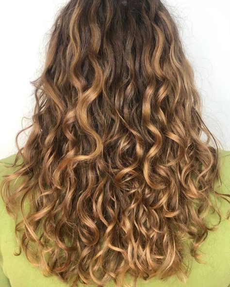 Honey Brown Hair Wavy, Caramel Highlights On Wavy Hair, Pintura Highlights Wavy Hair, Caramel Balayage Wavy Hair, Painted Curly Hair, Sun Kissed Brown Hair Curly, Light Brown Wavy Hair With Highlights, Highlights In Wavy Hair, Caramel Highlights Wavy Hair