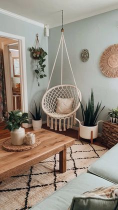 Boho Apartment Living Room, Small Boho Living Room, Boho Chic Apartment, Apartment Decorating Boho, Small Cozy Apartment, Future Apartment Ideas, Cozy Living Room Decor Ideas, Bohemian Apartment Decor, Reclaimed Wood Decor