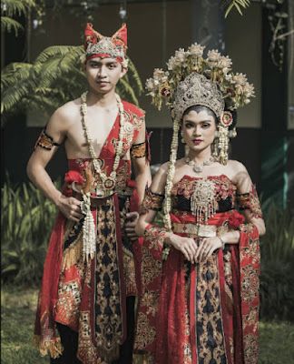 Contoh Model Kebaya Pengantin Jawa Timur Modern Terbaru ini merupakan baju kebaya dengan desain adat jawa timur yang berkonsep elegan dan eksklusif. Adat Jawa Timur, Adat Jawa, Bridesmaid Attire, Food Clothes, Traditional Dresses, Dream Wedding, Princess Zelda, How To Wear, Beauty