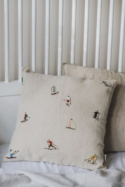 Cute Embroidery, Throw Pillows Christmas, Embroidery Craft, Embroidery Inspiration, Diy Embroidery, Embroidery And Stitching, Cozy Christmas, Embroidery Projects, Embroidery Art