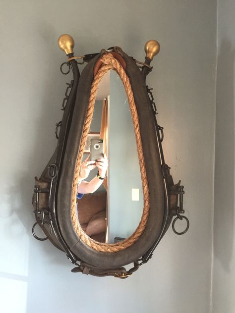 Horse Collar Mirror, Horse Collar Decor Ideas, Horse Tack Decor, Horse Collar Decor, Western Style Bathroom, Country Bathroom Ideas, Pulley Decor, Western Mirror, Horse Home Decor