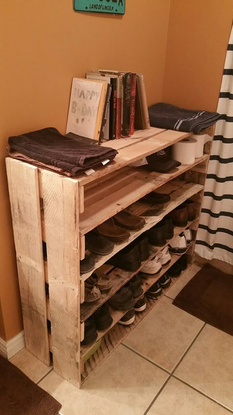 Shoe Rack Plans, Diy Shoe Rack Ideas, Shoe Rack Ideas, Pallet Closet, Best Shoe Rack, Pallet Shoe Rack, Shoe Tidy, Wooden Shoe Rack, Shoe Organization