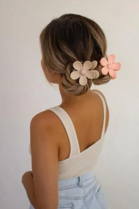 Flower Clips Space Buns Best Hairspray, Hello Hair, Small Braids, Clip Hairstyles, Peinados Fáciles Para Cabello Corto, Haircuts Straight Hair, Protective Hairstyles, Bun Hairstyles, Buns