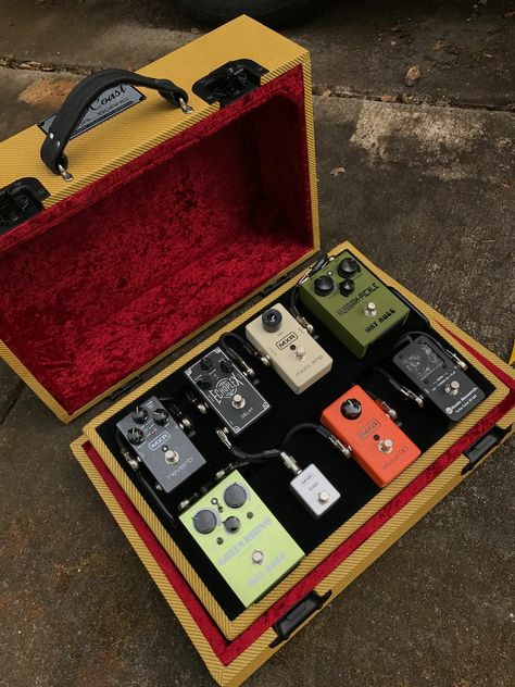 Briefcase Pedalboard, Bass Pedalboard, Pedalboard Ideas, Diy Pedalboard, Material Installation, Guitar Pedal Boards, Music Production Equipment, Pedal Boards, Bass Pedals