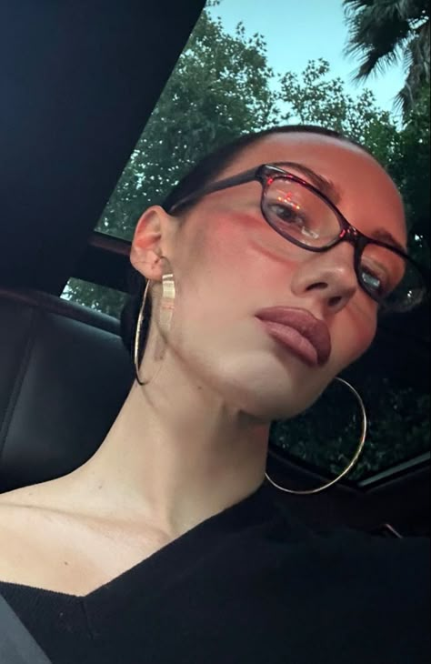 Sydney Carlson, Insta Goals, Glasses Inspiration, Fancy Fits, Trendy Glasses, Bella Hadid Style, Stylish Glasses, Best Photo Poses, Vintage Glasses