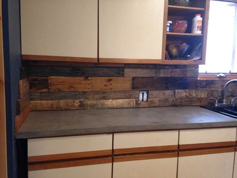 DIY pallet backsplash in kitchen - the cheapest backsplash you will ever install Pallet Backsplash, Pallet Wood Backsplash, Diy Backsplash, Pallet Diy, Kitchen Backsplash, Diy Kitchen, Dream Kitchen, Wood Pallets, Backsplash