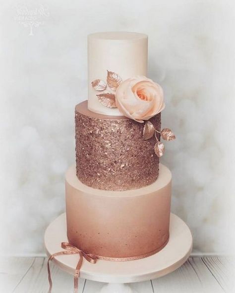 30 Rose Gold Wedding Color Ideas Wedding Themes Pink, Gold Wedding Theme Ideas, Rose Gold Wedding Theme, Rose Gold Wedding Ideas, Wedding Cake Chic, Gold Wedding Ceremony, Groom Colours, Gold Wedding Ideas, Metallic Wedding Cakes