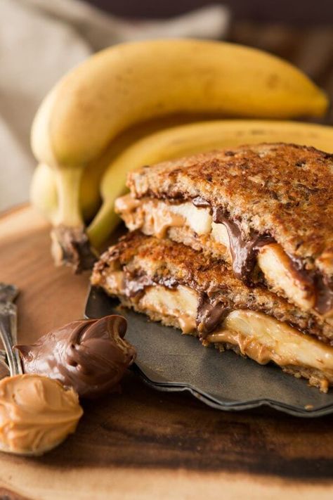 Nutella And Banana, Nutella Sandwich, Toast Hawaii, Biscuits Diététiques, Banana Sandwich, Peanut Butter Nutella, Banana Nutella, Peanut Butter Sandwich, Nutella Recipes