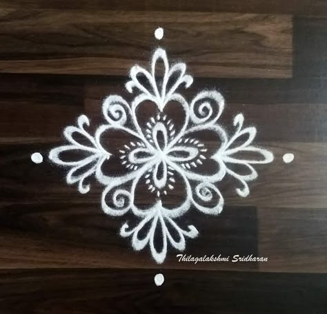 Simple Rangilo Design Latest, Rangoli Side Designs Latest, Small Rangoli Design For Daily Flowers, Mugullu Rangoli Designs Simple, Mugulu Simple, Short Rangoli Designs, Rongali Design, Simple Rangoli Images, Short Rangoli