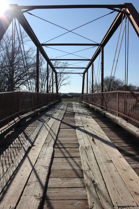 The Story Behind This Haunted Texas Bridge Will Give You Nightmares Austin Core, Austin Matthews, Texas Chainsaw Aes, Haunted Places In Texas, Goat Man, Tennessee Gothic Tumblr, Texas Attractions, Haunted Locations, Paranormal Stories