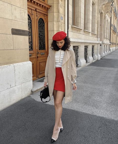 Classic Hats Women Classy, Red Mini Skirt Outfit, Beret Outfits, Beret Outfit, Beret Fashion, Looks Pinterest, Moda Paris, Miniskirt Outfits, Red Skirt