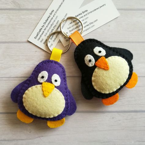 Penguin Keychain, Felt Keyring, Felt Penguin, Felt Keychain, Baby Mobil, Animal Keychain, Keychain Black, Felt Crafts Patterns, Felt Crafts Diy