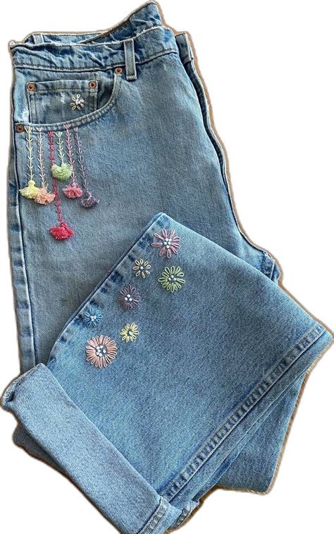 Embroidery Designs For Denims, Denim Hand Embroidery, Pant Embroidery, Embroidery Jeans Diy, Bone Bordado, Embroidery Stitches Beginner, Clothes Embroidery Diy, Denim Crafts Diy, Denim Embroidery