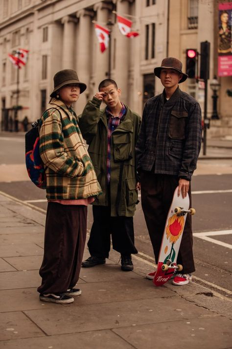 The best street style men of Fashion Week fall-winter 2020-2021 | Vogue Paris Germany Street Style, Style Skate, Asian Streetwear, London Fashion Weeks, Streetwear Mode, Futuristic Style, City Boy, High Street Fashion, Baggy Clothes