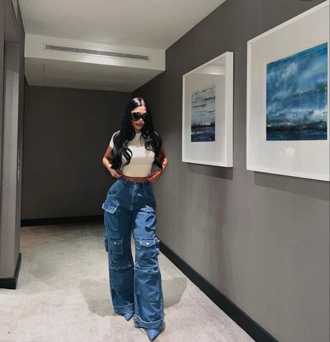 Cargo Jeans Outfit Casual, Denim With Heels Outfit, High Waist Cargo Jeans Outfit, Corset Tops And Cargo Pants, Cargo Jeans With Crop Top, Straight Leg Cargo Jeans Outfits, Dark Denim Cargo Pants Outfit, Blue Jeans Cargo Pants Outfit, Cargo Birthday Outfit