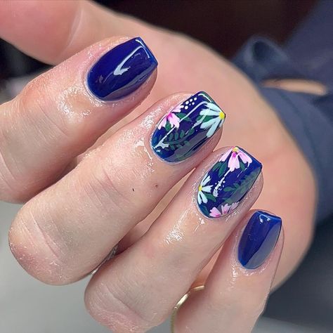 Devery Jane Morrison on Instagram: “Can’t get enough of these cuties! . . . . . #nailsbydevery #nailinspo #flowernails #flowernailart #springnails #bluenails #nailart…” Navy Floral Nails, Navy Blue Nails Ideas, Blue Floral Nails, Spring Floral Nails, Navy Nails, Navy Blue Nails, Pink Gel Nails, Floral Nail Designs, Dip Nails