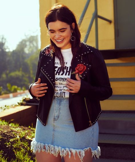 Different jacket or no jacket at all and i would love this outfit Tropical Dresses, Barbie Ferreira, Mode Editorials, Plus Size Summer Outfits, Look Plus Size, Dress With Jean Jacket, Plus Size Summer Outfit, Fashion Petite, Moda Plus