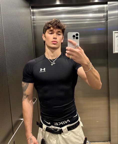 Tight Shirt Outfit, Compression Shirt Men, Shirt Outfit Men, Men Aesthetic, White Guys, Gym Guys, Compression T Shirt, Gym Outfit Men, Cute White Guys