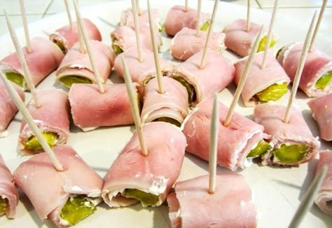 Pickle & Ham Pinwheels | 17 Super-Easy Appetizers That'll Make You Look Sophisticated Pink Party Foods, Ham Roll Ups, Ham Rolls, Super Easy Appetizers, Unique Appetizers, Homemade Ham, Party Appetizers Easy, Football Sunday, Low Carb Eating