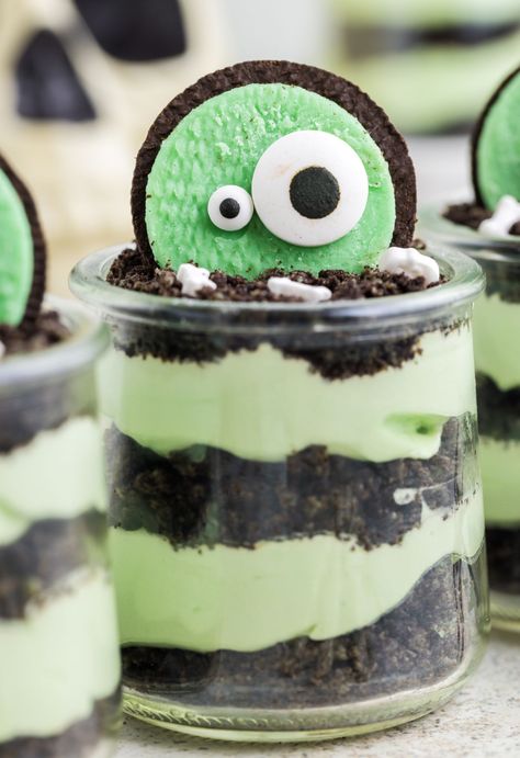 One layered pudding cup with a zombie oreo on top. Dirt Cups Recipe, Dirt Pudding Cups, Pudding Cup Recipes, Dirt Pudding, Oreo Dirt, Oreo Filling, Pudding Cup, Cookies And Cream Cheesecake, Mint Oreo