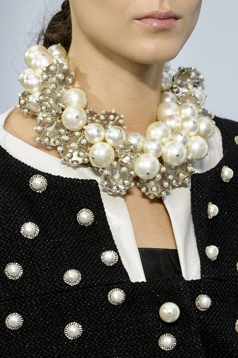 Chanel spring 2013 Wearing Pearls, Moda Chanel, Mode Chanel, Chanel Couture, Chanel Spring, Pearl And Lace, Chanel Jewelry, Chanel Fashion, A Necklace