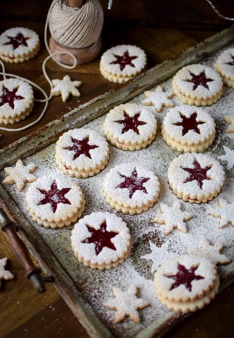 Strawberry Jam Linser Cookies Cakesicles Christmas, Christmas Cakesicles, Jul Kaka, Linzer Cookies Recipe, Christmas Cookie Box, Best Christmas Cookie Recipe, Easy Christmas Cookie Recipes, Linzer Cookies, Food Christmas