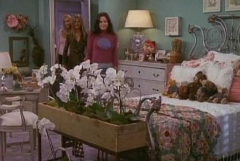 Monica Geller Bedroom, Monica's Bedroom Friends, Monica Geller Apartment Aesthetic, Monica Geller Apartment, Phoebe And Rachel, Friends Room, 90s Bedroom, Friends Apartment, Rachel Green Outfits