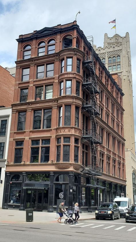 Vintage Hotel Exterior, Small Town Apartment Building, Nyc Apartment Exterior, Old Factory Architecture, Brick Apartment Building, Brick Apartments, Buildings Aesthetic, New York Building, Bloxburg City